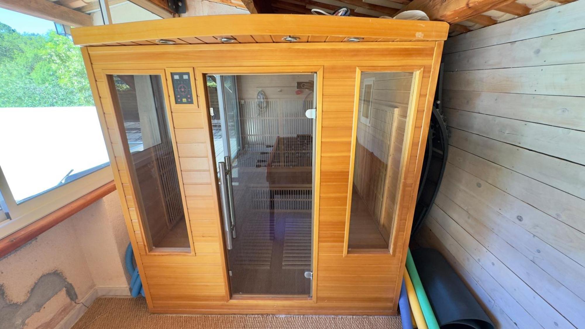Dans Bastide Provencale, Piscine & Sauna * Auriol